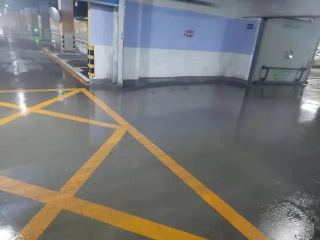 濟寧九巨龍樓盤地下車庫滲水發黴，物業這樣解決